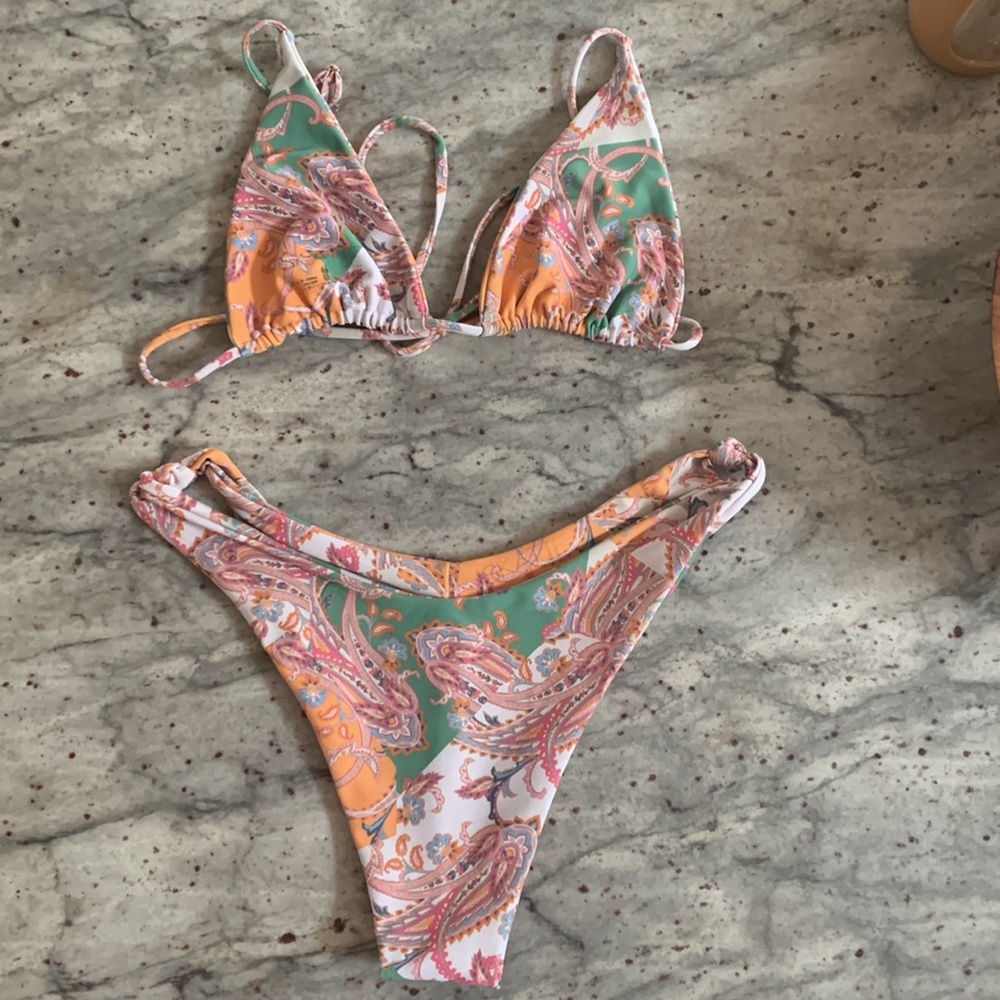 Skatie bikini set Antigua. Medium top Large bottoms